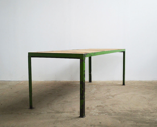 Langt bord med grønne bein