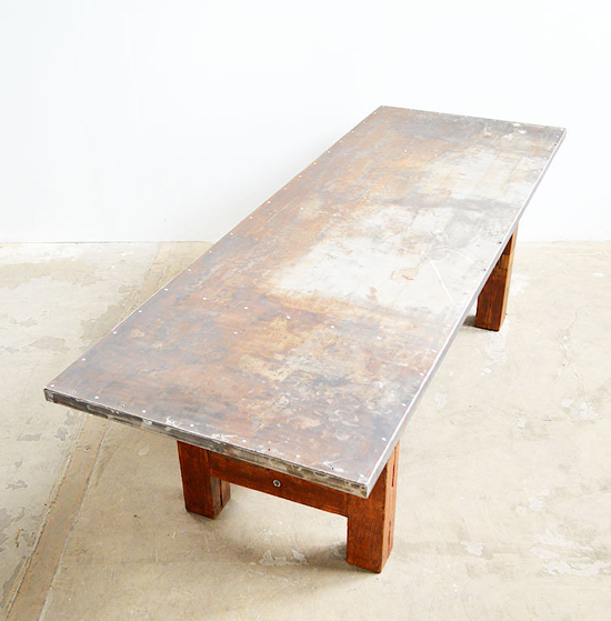 Stort bord med metall plate