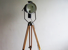 Tripod stålampe