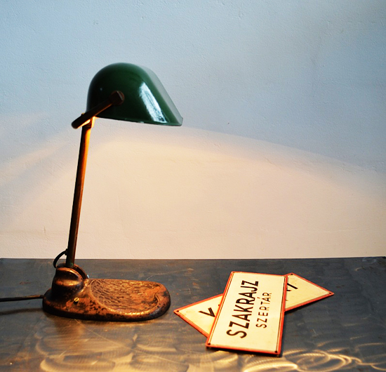 Liten grønn bordlampe
