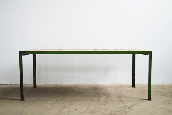Langt bord med grønne bein