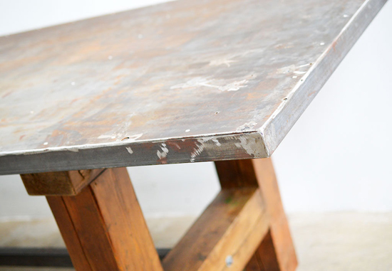 Stort bord med metall plate