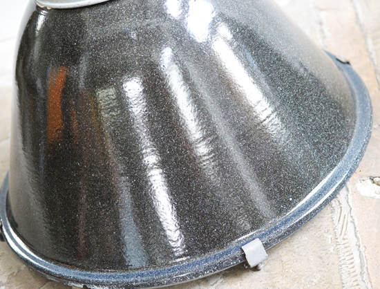 Svarte fabrikklamper med glass